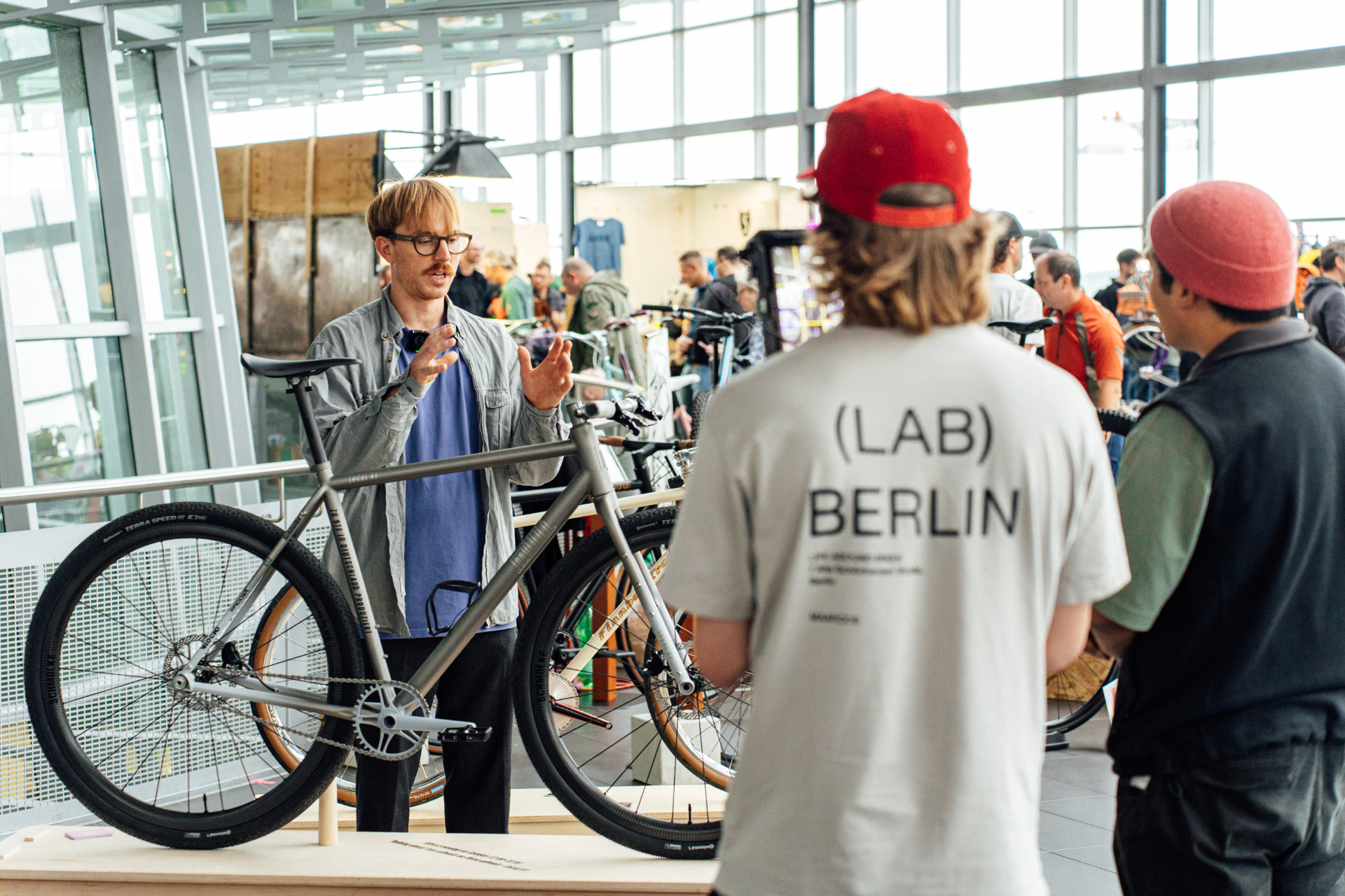 A framebuilder in conversation with visitors at the Lab Berlin booth