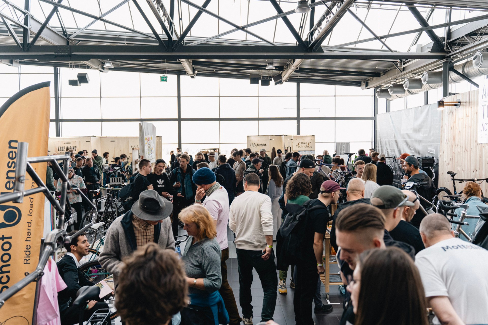 The Bespoked Dresden hall packed with visitors and exhibitors